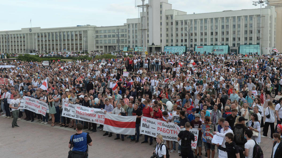 Mielenosoittajat täyttivät Minskin keskusaukion. Viikonlopulle protesteja on tiedossa lisää.