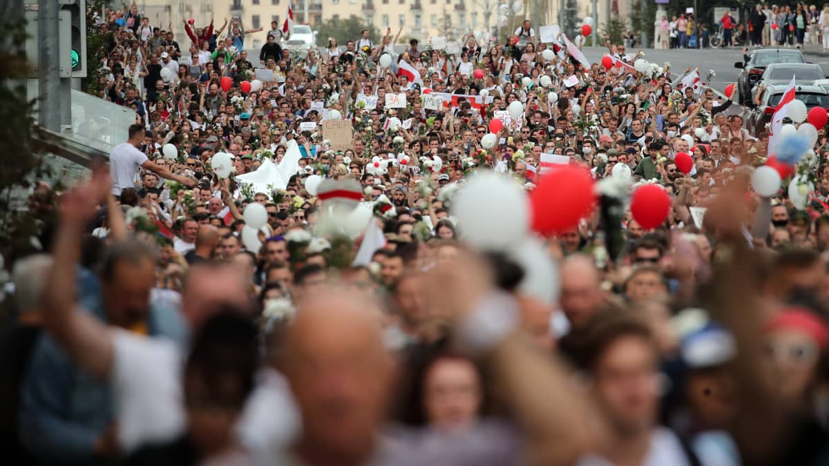 Arvioiden mukaan perjantain mielenosoitukseen osallistui kymmeniä tuhansia ihmisiä.
