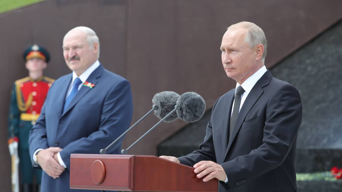 Valko-Venäjän Aljaksandr Lukašenka (vas.) ja Venäjän Vladimir Putin kuvattuna uuden neuvostomuistomerkin julkistamistilaisuudessa Venäjällä kesäkuussa.