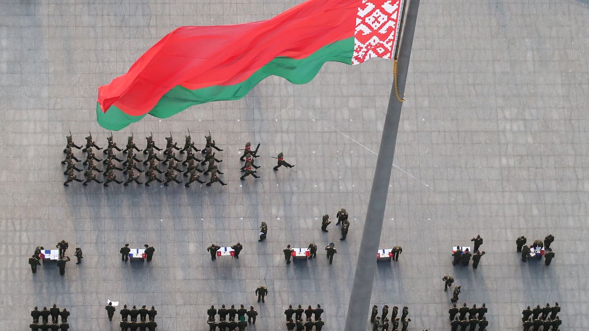 Valko-Venäjän virallinen lippu on muisto neuvostoajoilta. Kuva kadettien valatilaisuudesta Minskistä vuodelta 2017.