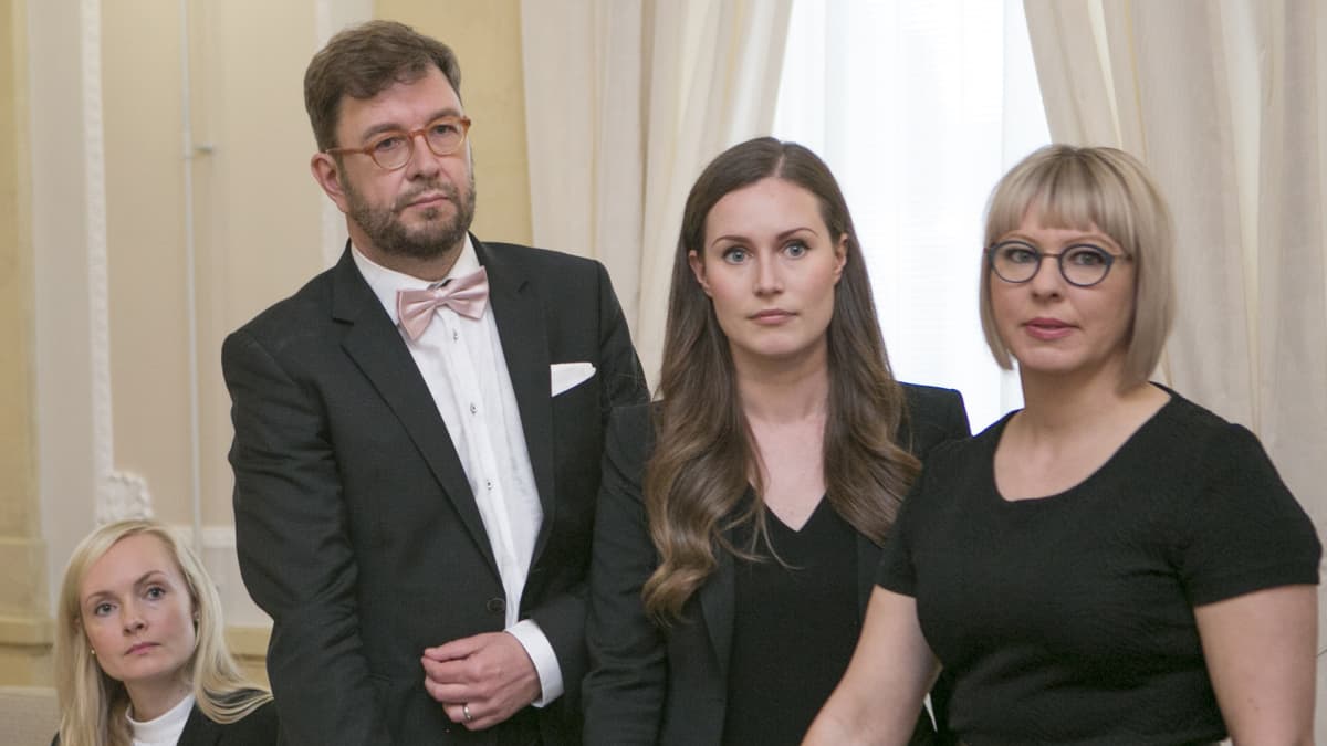 Uuden hallituksen ministerien valojen vannominen. Timo Harakka, Sanna Marin ja vasemmistoliiton Aino-Kaisa Pekonen antoivat virka- ja tuomarinvakuutuksenkuutuksen. Ohisalo vannoi valan.