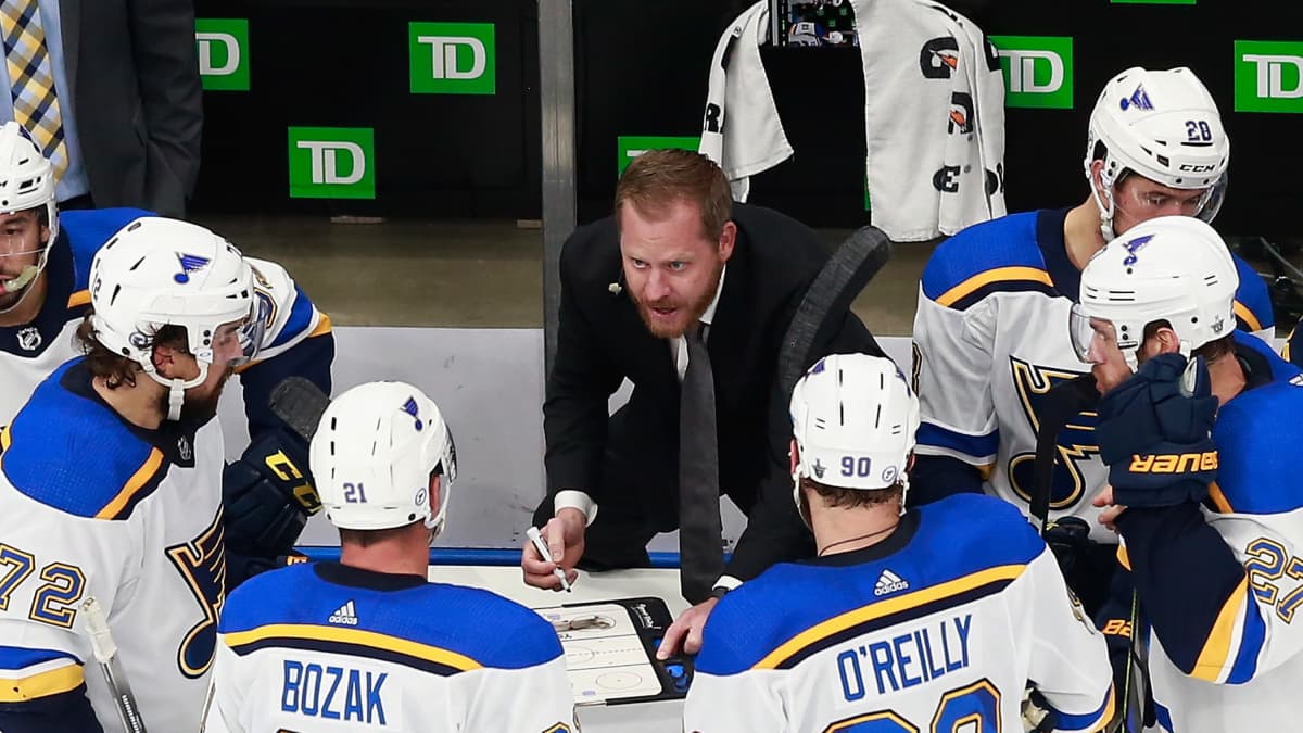 EDMONTON, ALBERTA - AUGUST 17: St. Louis Blues assistant coach Steve Ott handles the bench during the game against the Vancouver Canucks in Game Four of the Western Conference First Round during the 2020 NHL Stanley Cup Playoffs at Rogers Place on August 17, 2020 in Edmonton, Alberta, Canada. The Blues defeated the Canucks 3-1. (Photo by Jeff Vinnick/Getty Images)