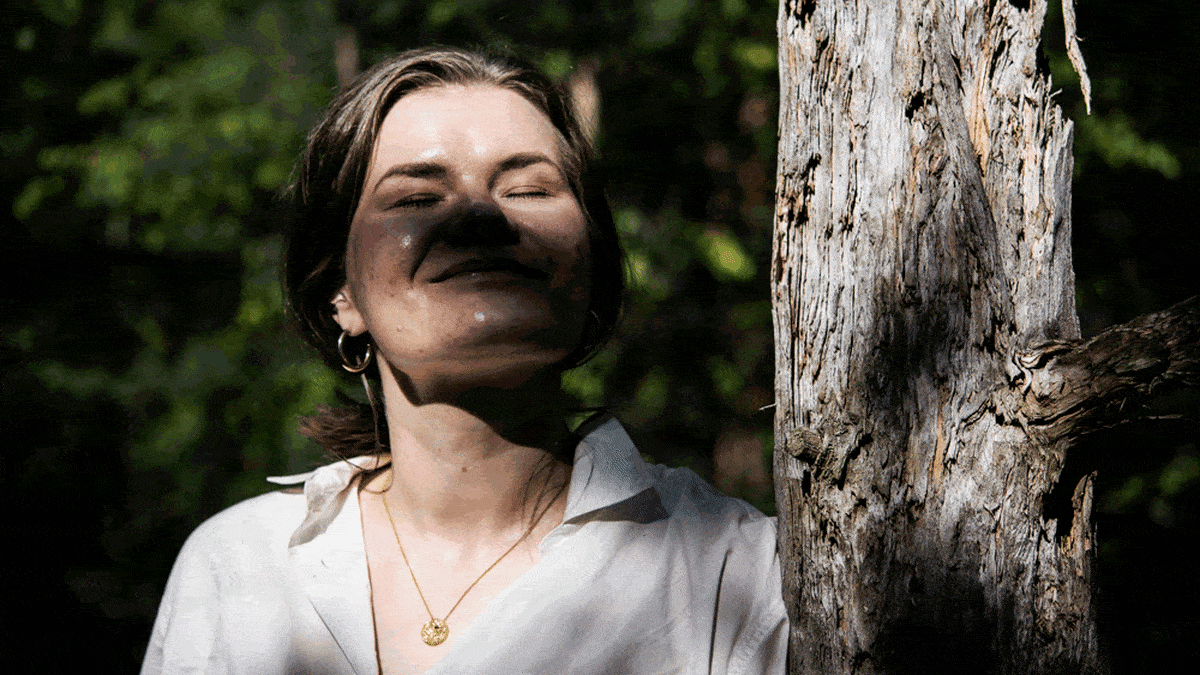 Gif-animaatiossa Eeva Kolu avaa ja sulkee silmänsä metsässä.