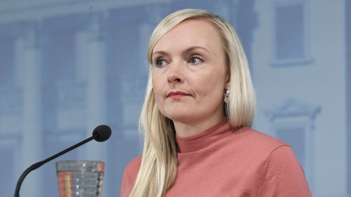Sisäministeri Maria Ohisalo hallituksen tiedotustilaisuudessa rajapäätöksistä valtioneuvoston linnan tiedotustilassa