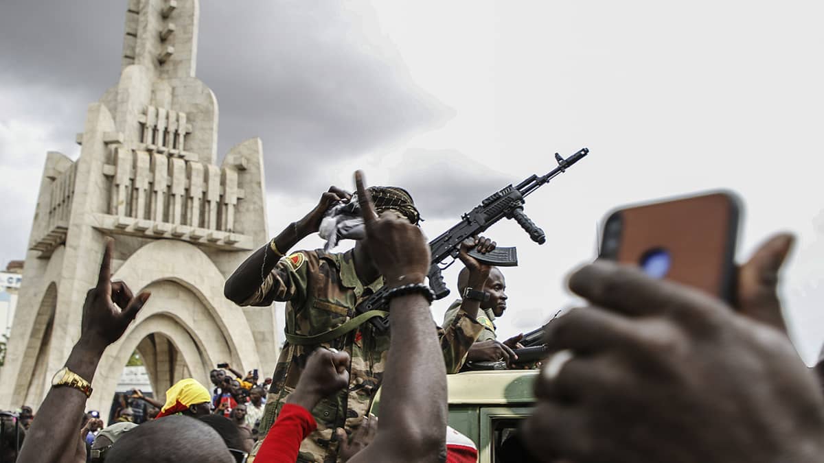 Kuvassa on sotilaita Malin pääkaupungissa Bamakossa.
