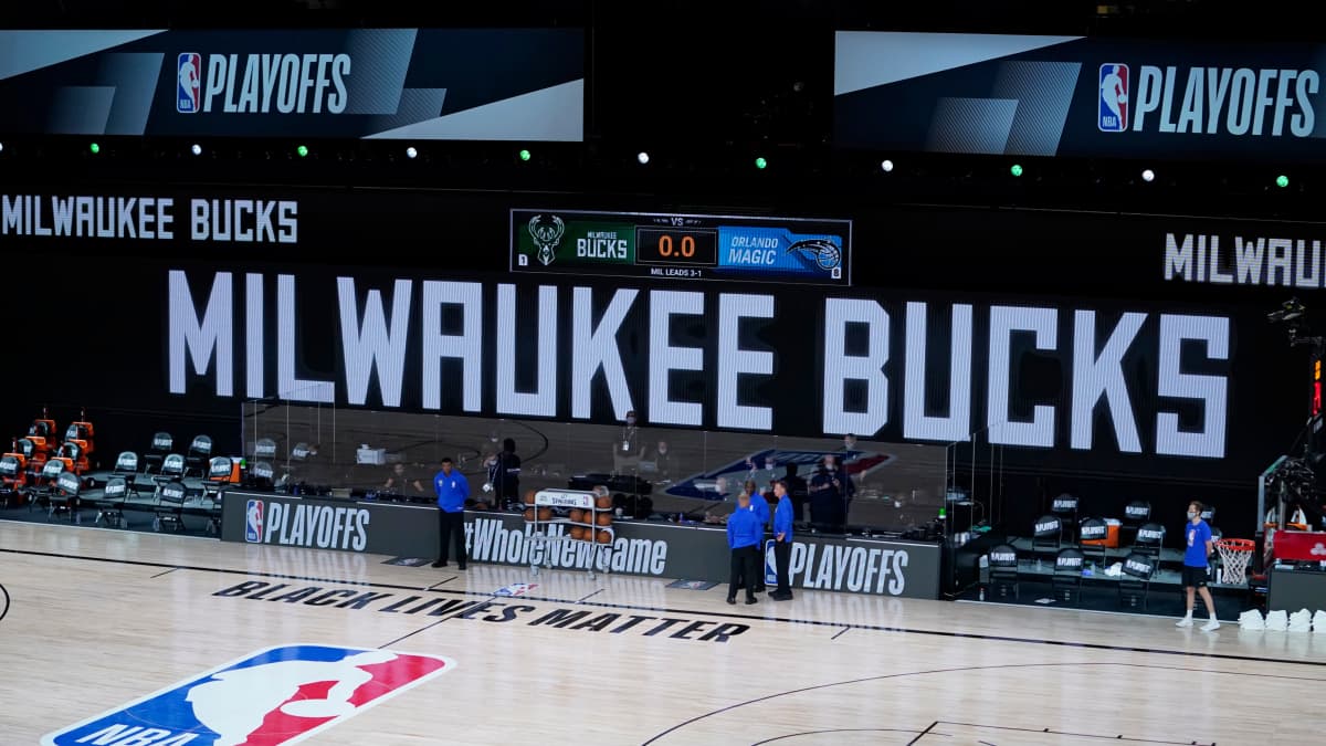 Poliisi ampui mustaa miestä selkään – mestariehdokas Milwaukee Bucks  boikotoi pudotuspeliottelua, yön NBA-pelit siirrettiin ja myös muut suuret  urheilusarjat seurasivat perässä