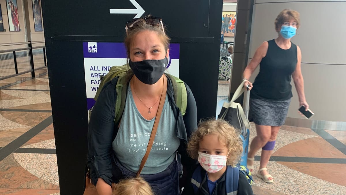 Emma Winiecki ja lapset lentokentällä 