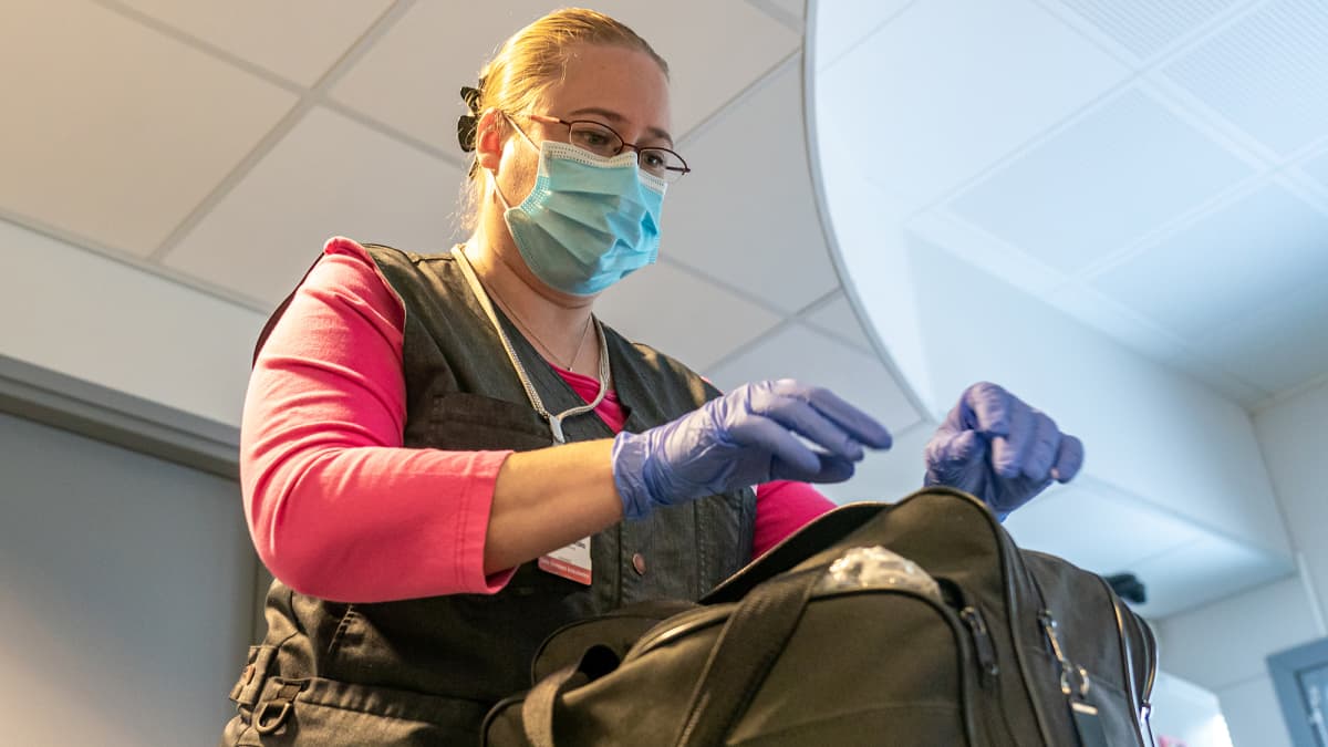 Kotihoidon sairaanhoitaja Sanna Sankala täydentää varustelaukkuaan ennen kotikäyntiä.