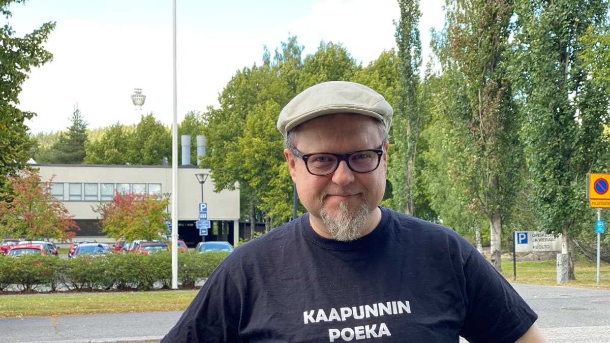 Olavi Rytkönen seisoo Hatsalassa.