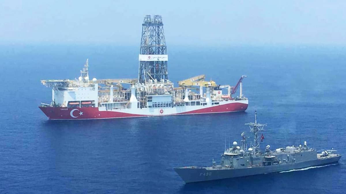 Turkin laivaston alus öljymporausaluksen rinnalla Kyproksen vesillä.