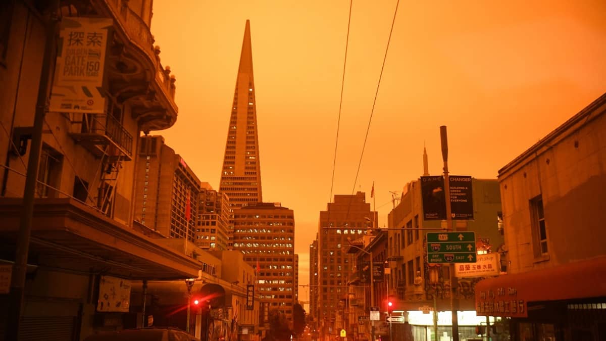 Kuvassa rakennuksia ja autoja San Franciscossa. Ilma on oranssisen hämärä, vaikka kuva on otettu keskipäivällä. 