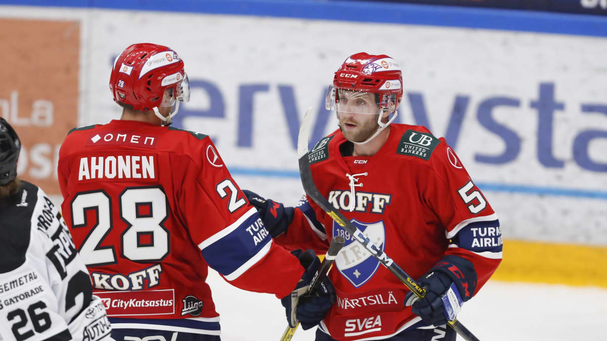 Rony Ahonen ja Sebastian Dyk juhlivat maalia jääkiekon liigajoukkueiden 3v3 Super Series -sarjan ottelussa HIFK vs TPS Tampereella.