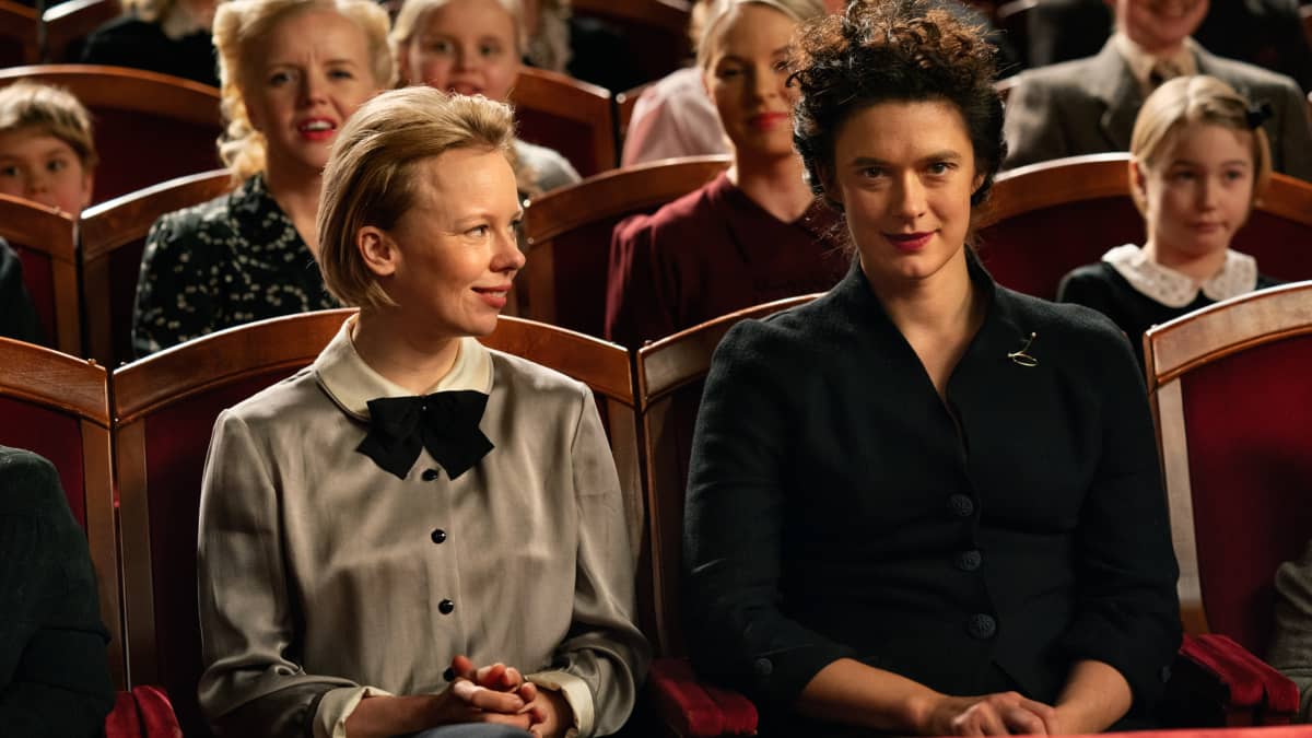 Krista Kososen esittämä Vivica Bandler on Tove Janssonin ensimmäinen suuri rakkaus. Suhde on kipeä, intohimoinen ja kompleksinen.