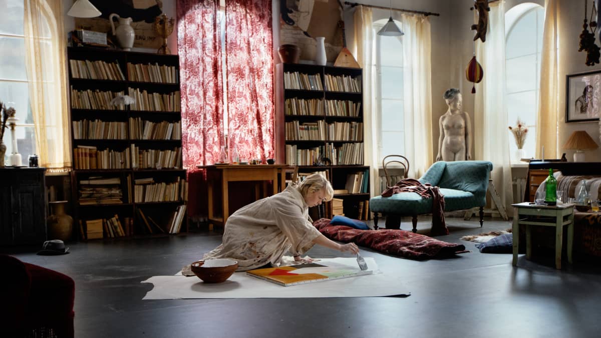Elokuvan Tove Jansson haluaa ennen kaikkea olla taidemaalari.  Antautuminen muumeille kuvataan kivuliaana prosessina.