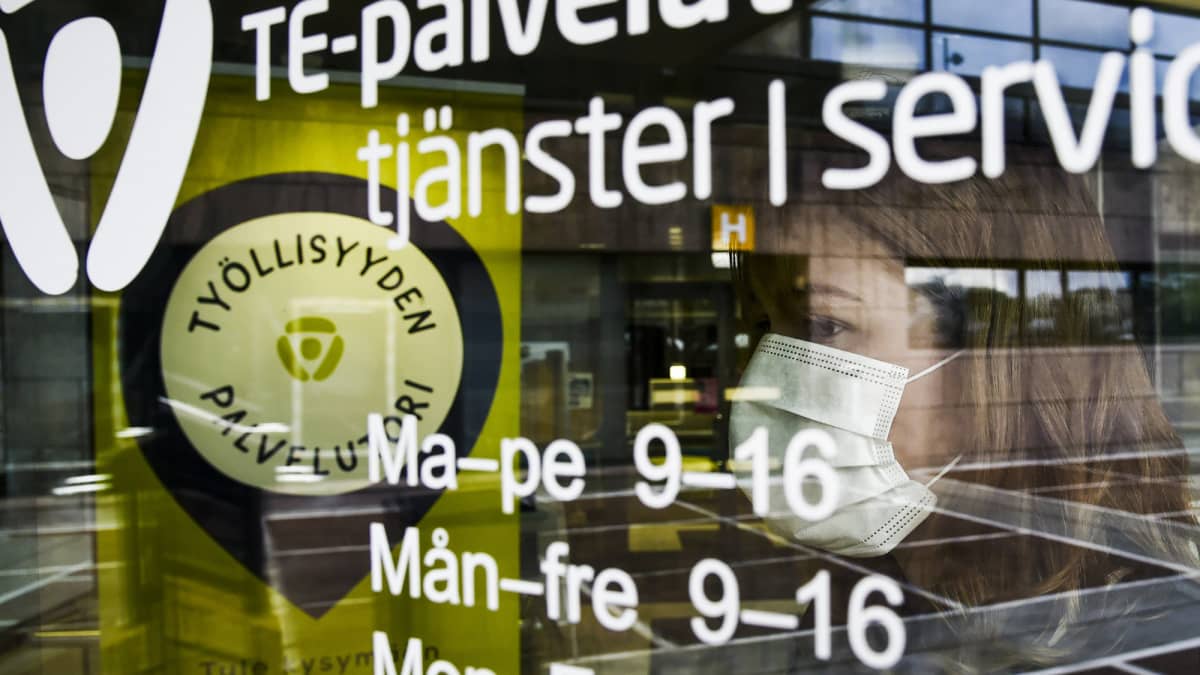 Asiakas astuu Helsingin Työllisyyden palvelutorille Pasilan TE-toimistoon 28. heinäkuuta.