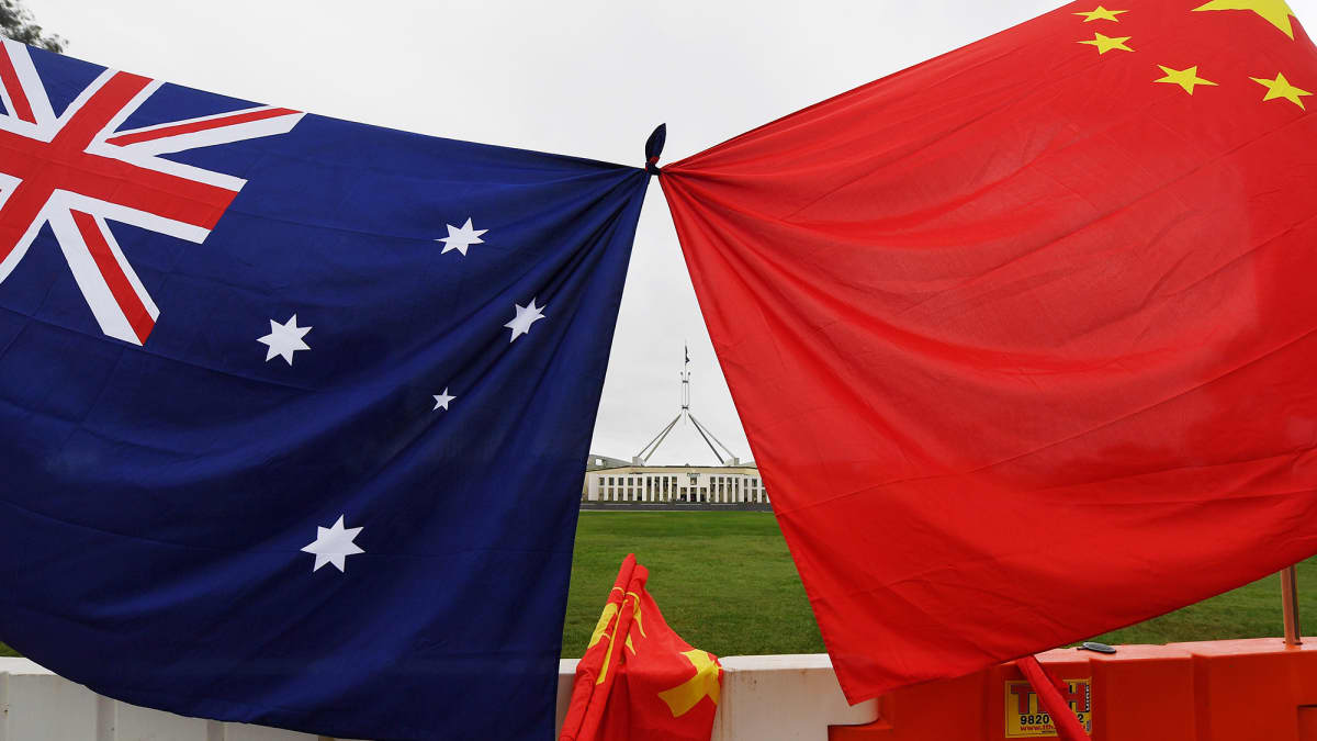 Kuvassa on Australian ja Kiinan liput.
