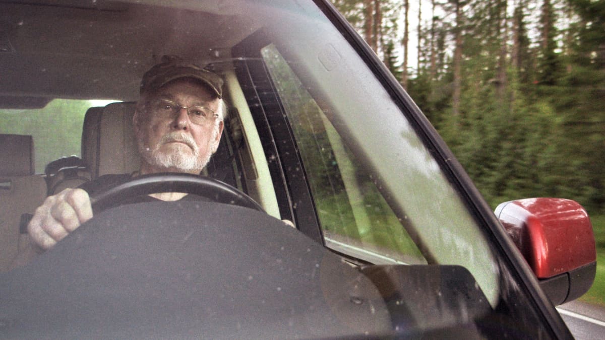 Hannu Karpo auton ratissa. Stillkuva elokuvasta.