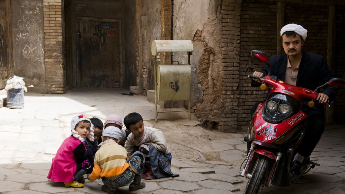 Kuvassa on lapsia Kashgarin kadulla heinäkuussa 2009.