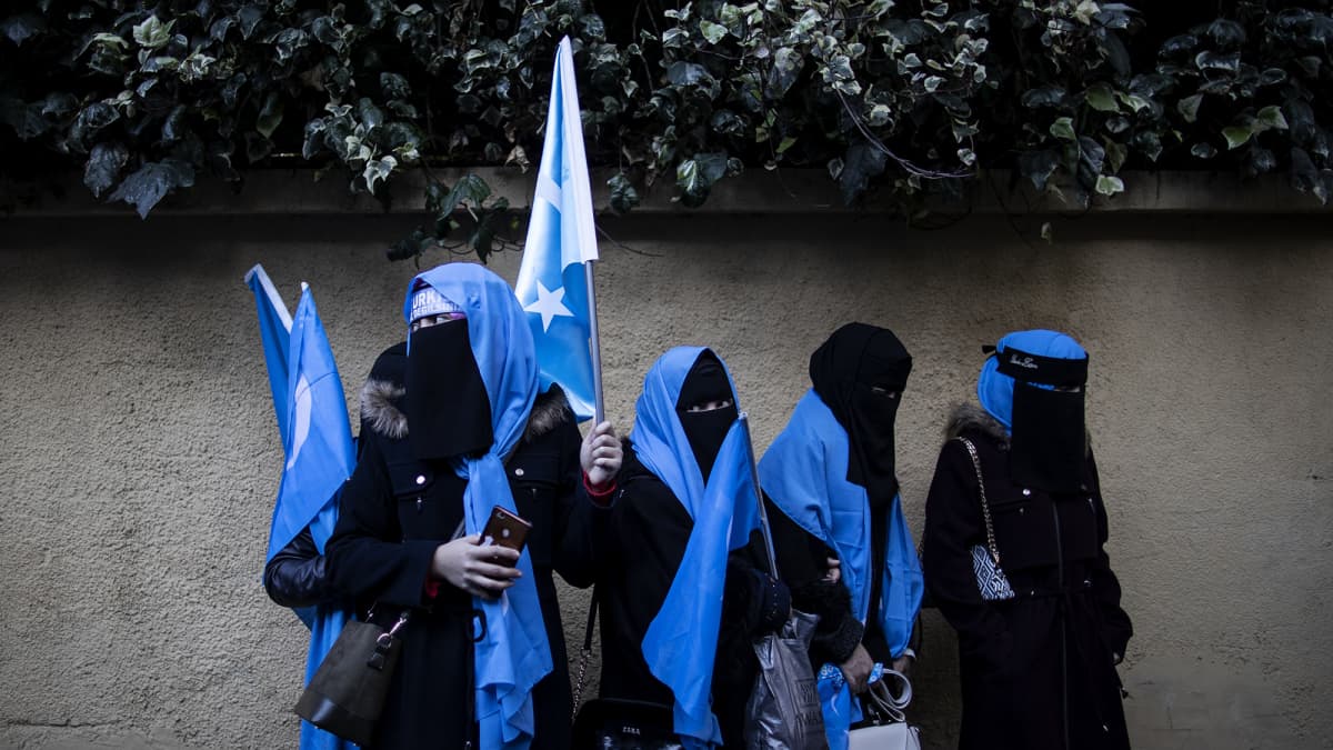 Kuvassa on protestoivia uiguurinaisia Turkissa joulukuussa 2019.