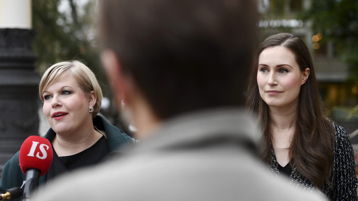 Pääministeri Sanna Marin (oik.) ja tiede- ja kulttuuriministeri Annika Saarikko saapuivat hallituksen talousarvioneuvotteluiden kolmannen päivän istuntoon.