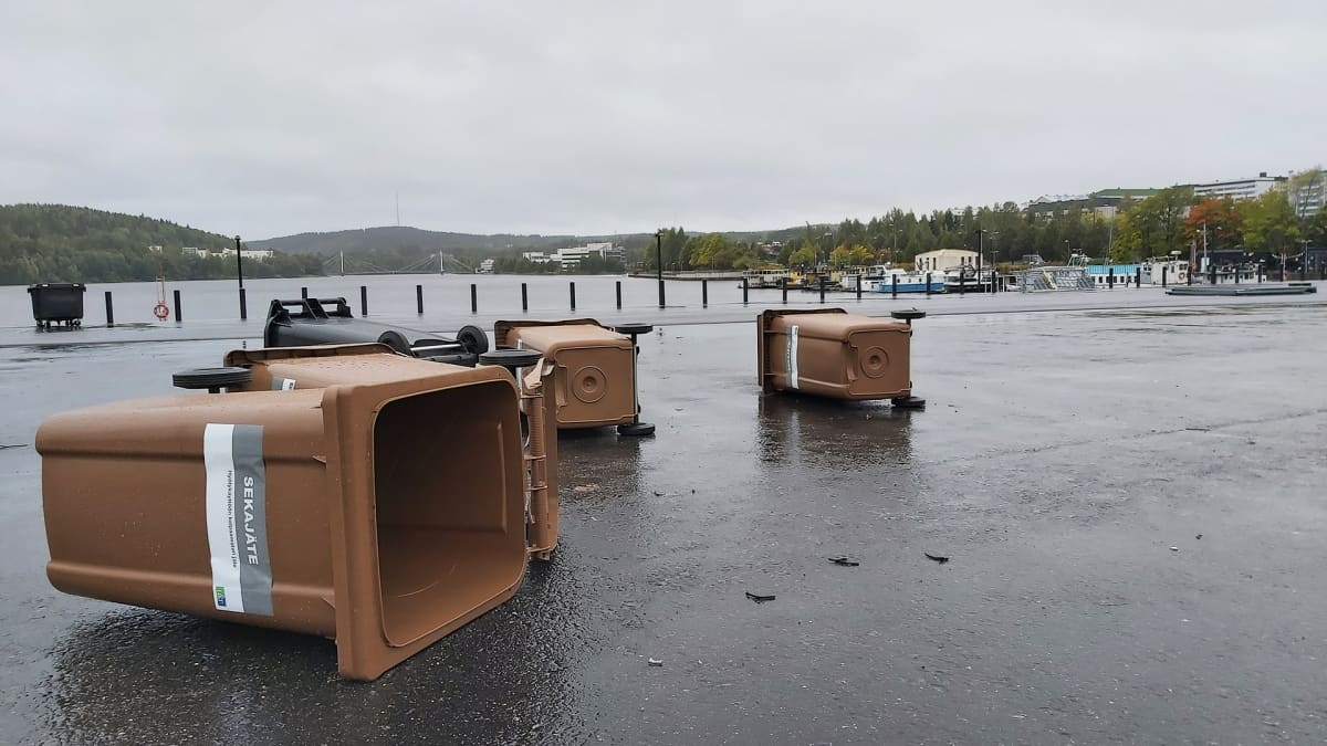 Jyväskylän Lutakonaukiolla Aila-myrsky keikautti roskiksia