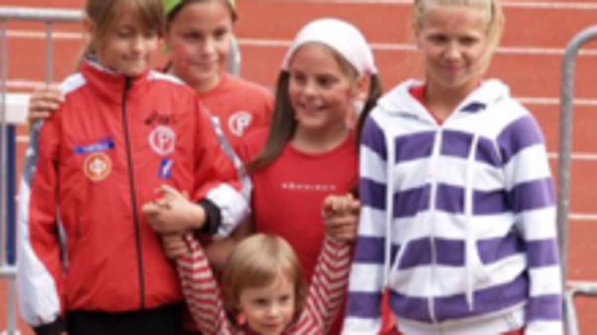 Maria Huntington ja kaksoissisko Tiia Huntington (huivit päässä) päätyivät yleisurheilun pariin yhdeksänvuotiaina. Tiia Huntington lopetti lajin parissa 15 vuoden ikäisenä. 
