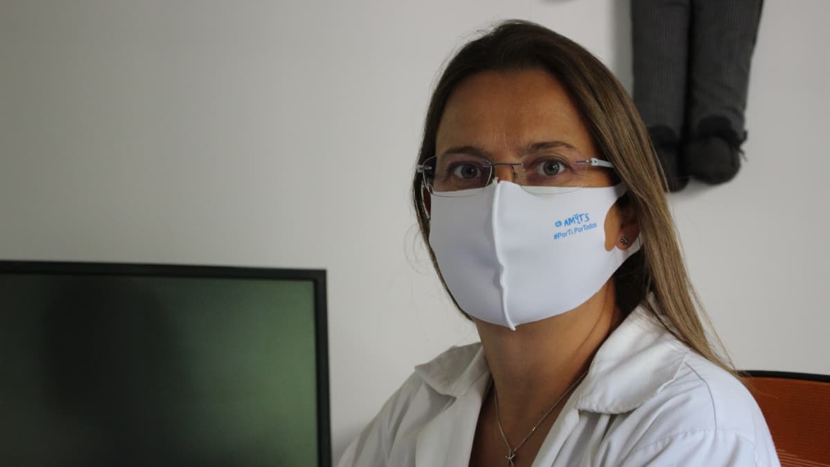 Madridissa on tehty viime vuosina merkittäviä terveydenhuollon leikkauksia. Se kostautuu nyt, sanoo lääkäreiden ammattiliiton puheenjohtaja Angela Hernández.