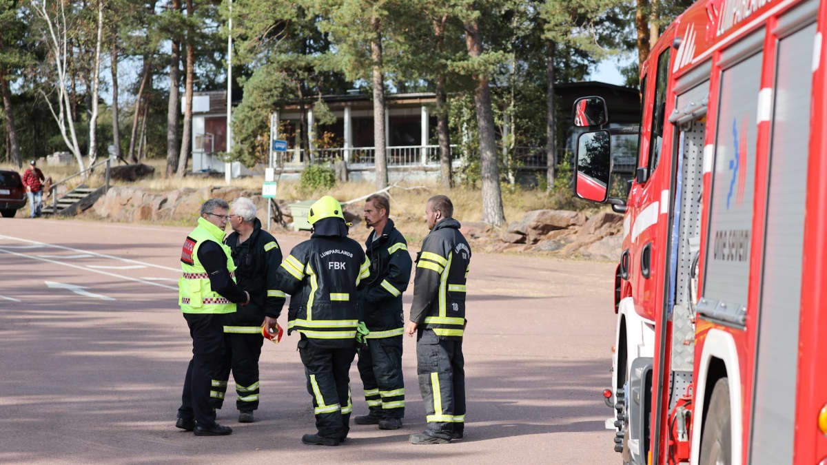 Pelastuslaitoksen henkilökuntaa valmistautumassa Amorella matkustajien evakuointiin Svinössä Ahvenanmaalla.