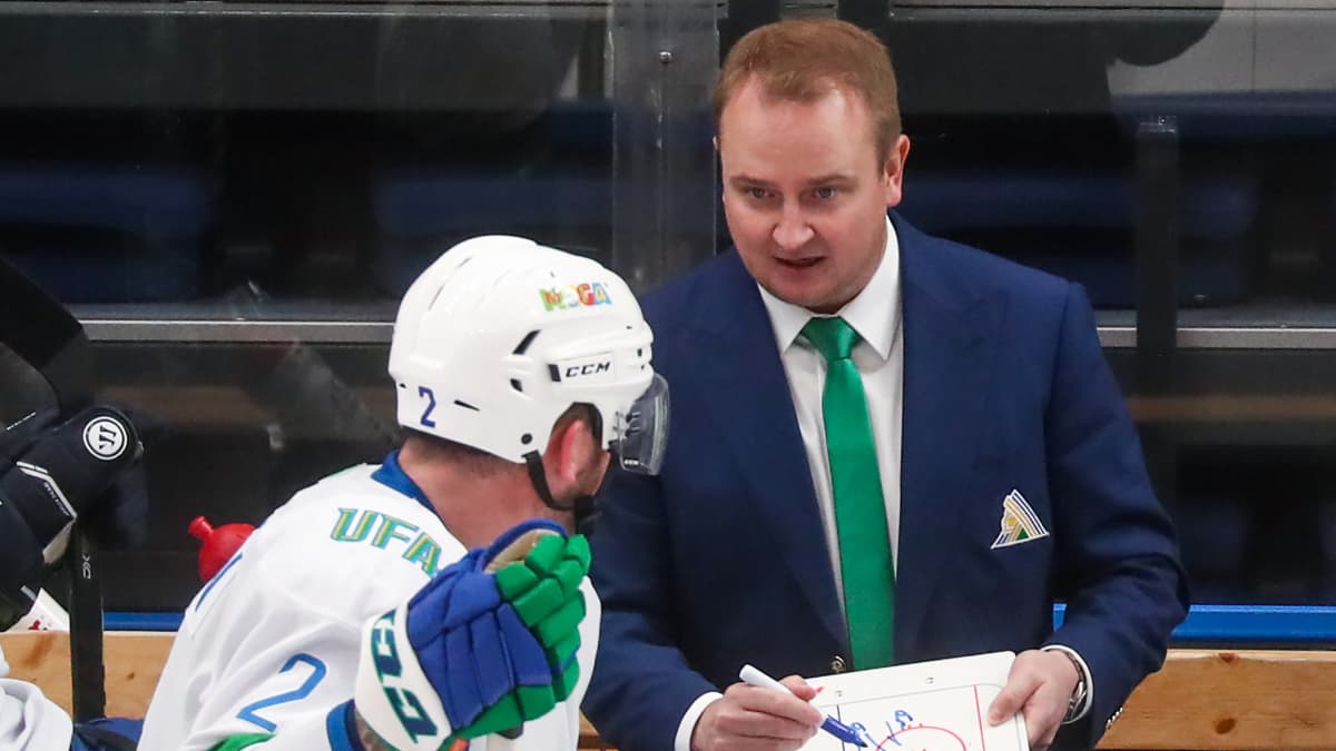 Tomi Lämsä antaa ohjeita KHL:ssä
