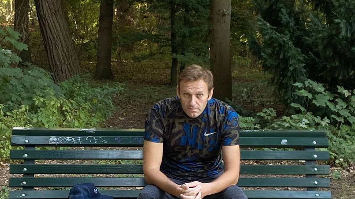Navalnyi puistonpenkillä Berliinissä.
