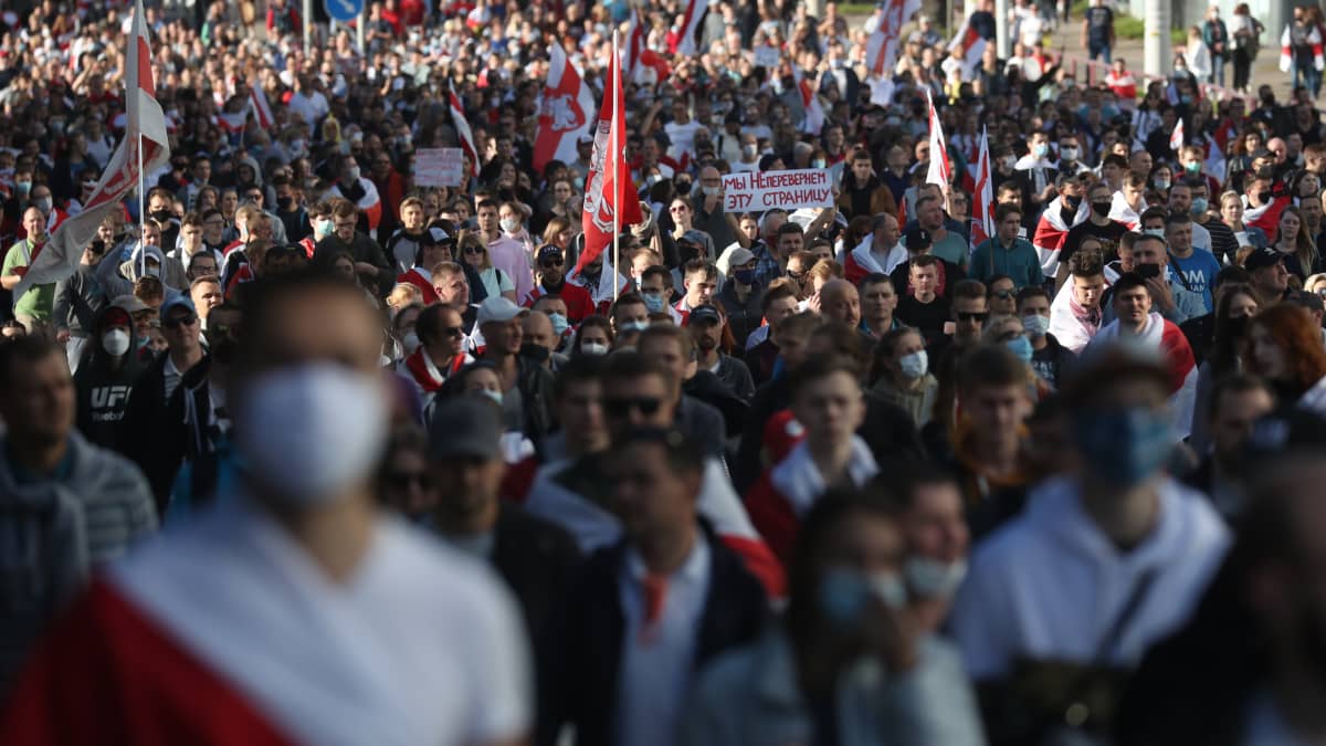 Muutoksen puolesta. Useat tuhannet ihmiset marssivat jälleen sunnuntaina 20. syyskuuta presidentti Aleksandr Lukashenkon hallintoa vastaan. 
