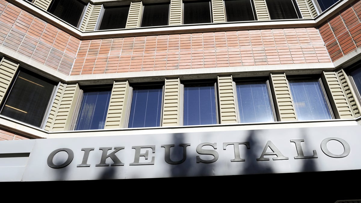 Kuvassa oikeustalon kyltti.