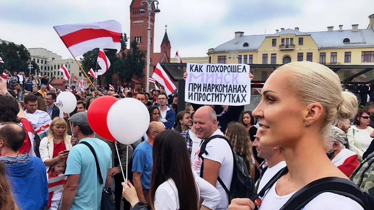 Valko-Venäjän tunnetuimpiin urheilijoihin kuuluva Jelena Levtshenko kävi aktiivisesti hallituksen vastaisissa mielenosoituksissa, kunnes hänet pidätettiin syyskuun lopussa. 