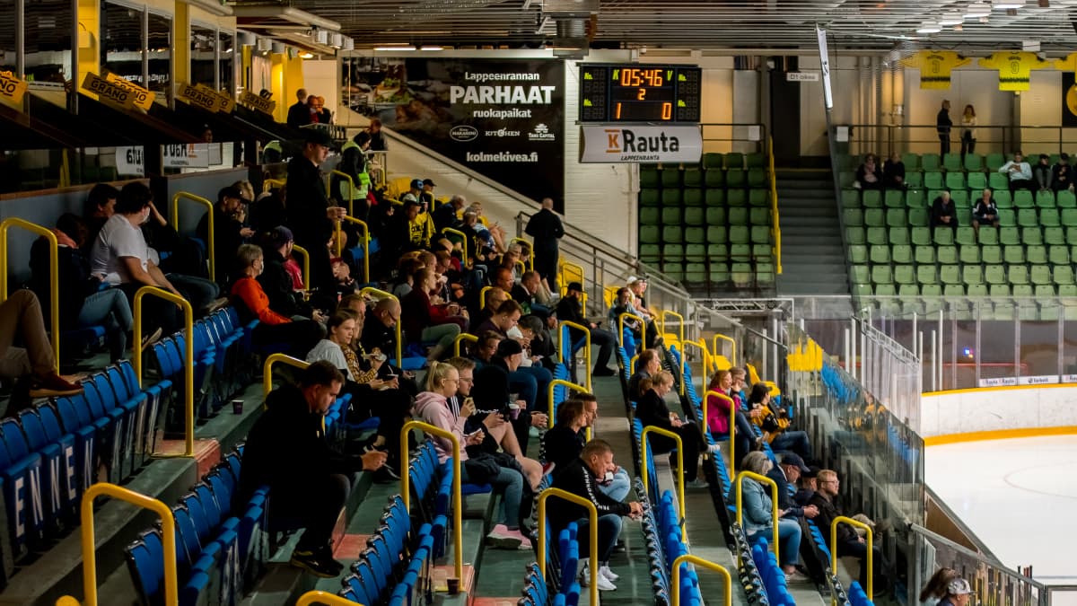 SM-liigan katsomot täytetään arviolta 40–60 prosenttiin kapasiteetista. Kuva SaiPan kotihallista Lappeenrannasta. 