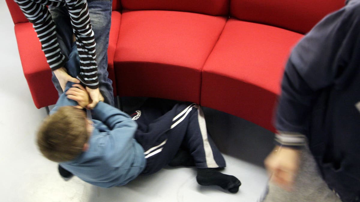 Lapset tappelevat latttialla.