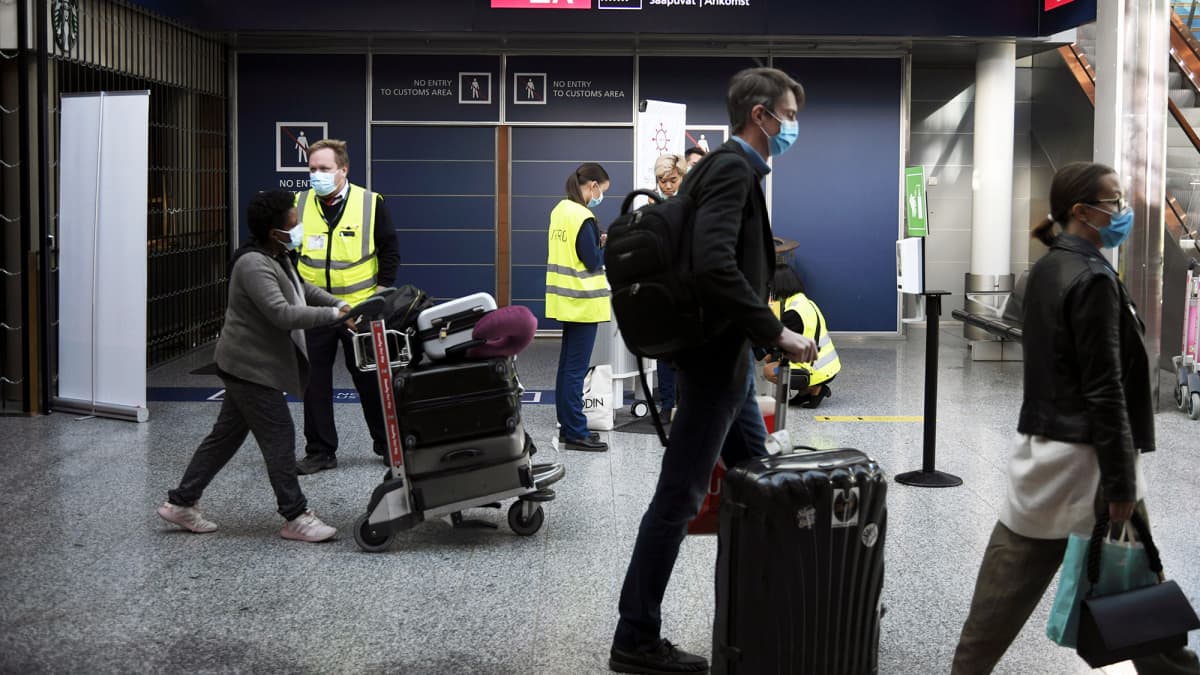 Matkustajia Helsinki-Vantaan lentoasemalla.