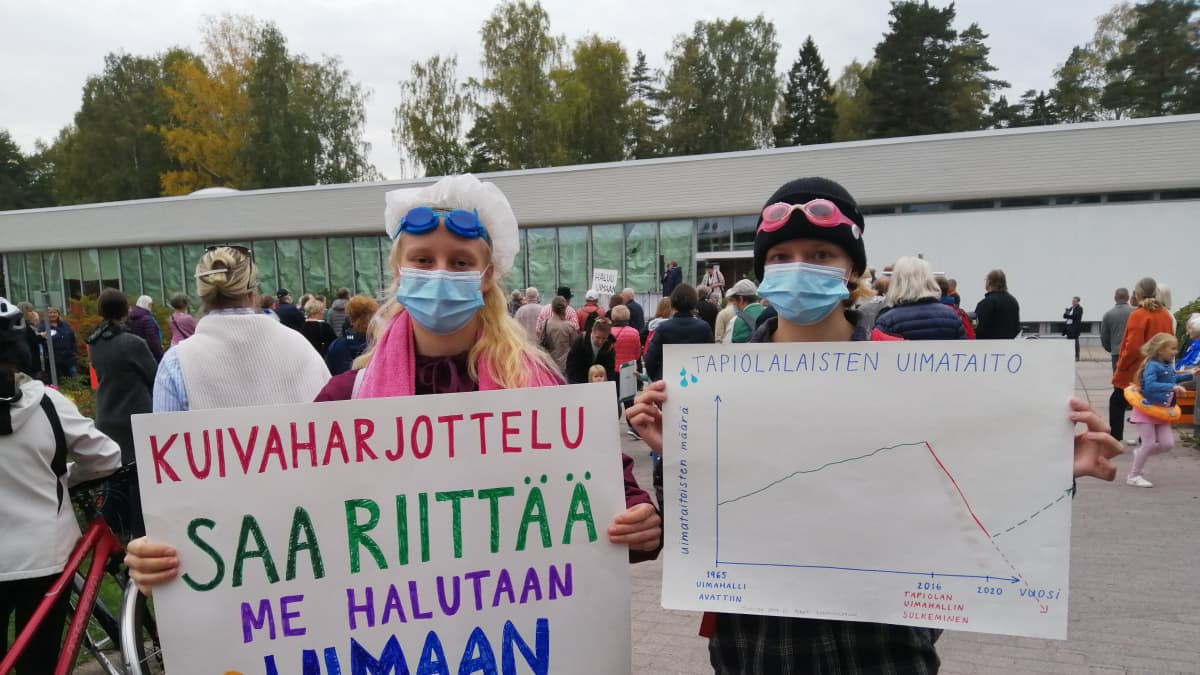 Emma Lahtinen ja Pinja Haggren varustautuivat mielenosoitukseen uimalasein.