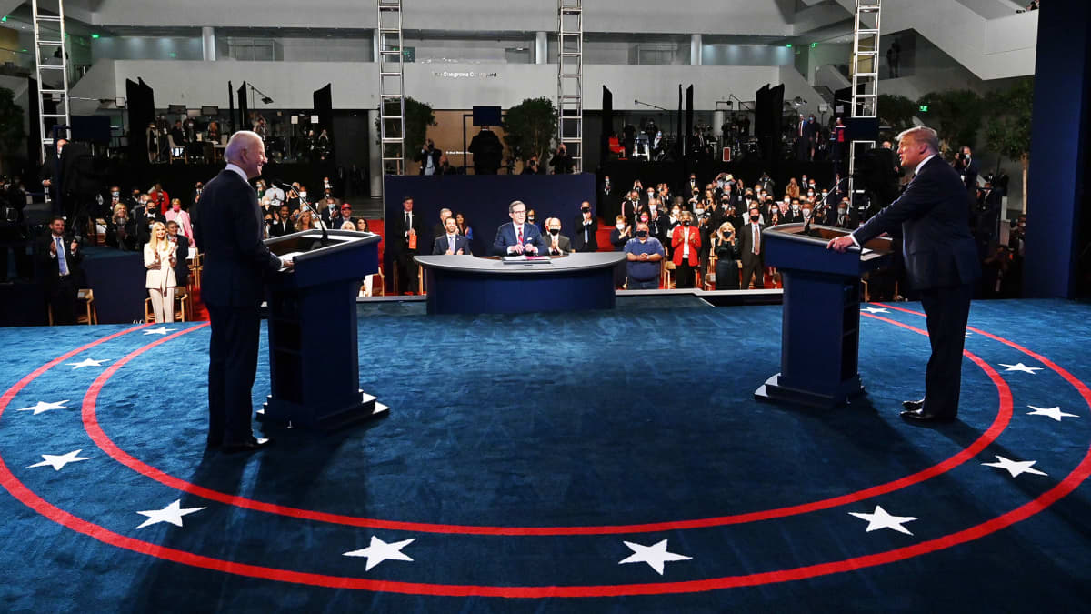 Presidentti Donald Trump ja entinen varapresidentti Joe Biden kohtasivat ensimmäisessä vaaliväittelyssään Clevelandissa. Väittelyn puheenjohtajana toimi konservatiivisen Fox News -uutiskanavan uutisankkuri Chris Wallace.