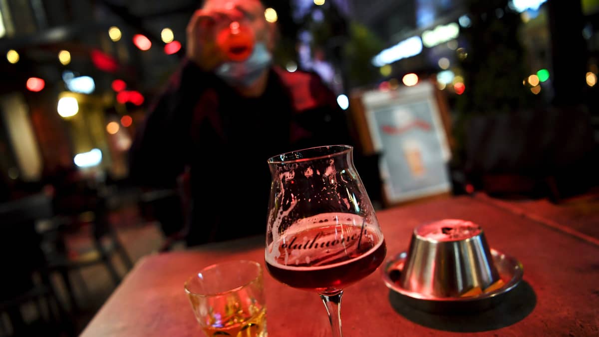 Asiakas nauttii alkoholia helsinkiläisen Ölhus Köbenhaven -ravintolan ulkoterassilla keskiviikkona 30. syyskuuta 2020. 