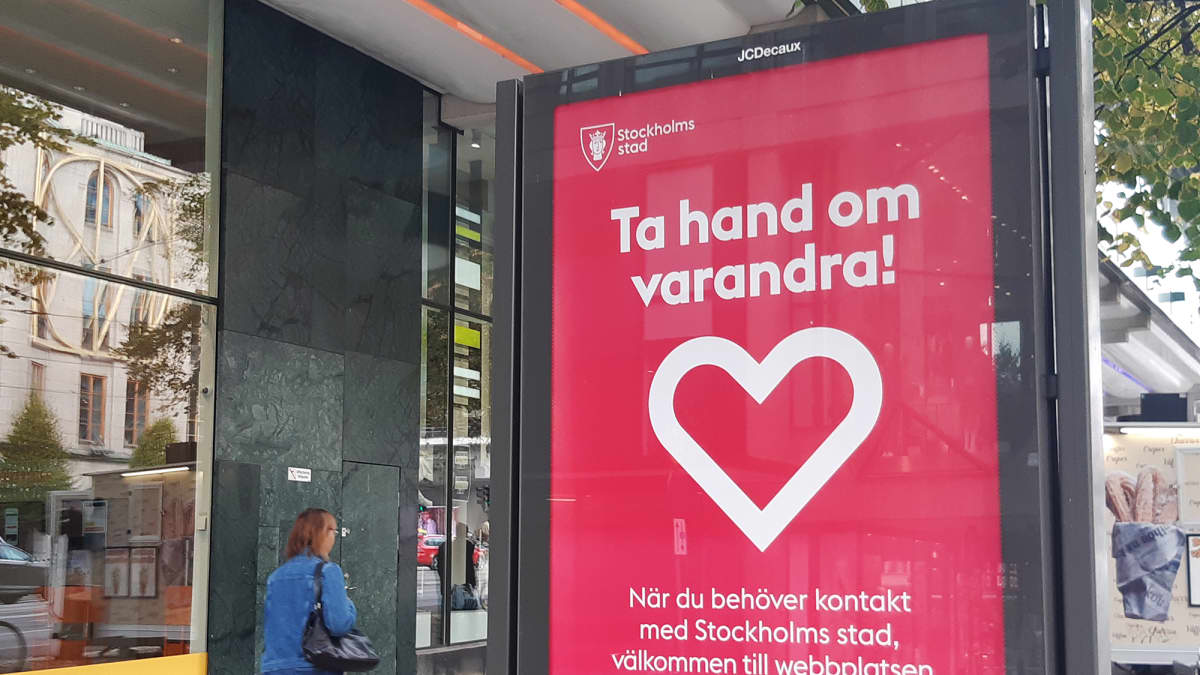 Kuvassa on koronavirus-aiheinen juliste Tukholmassa.