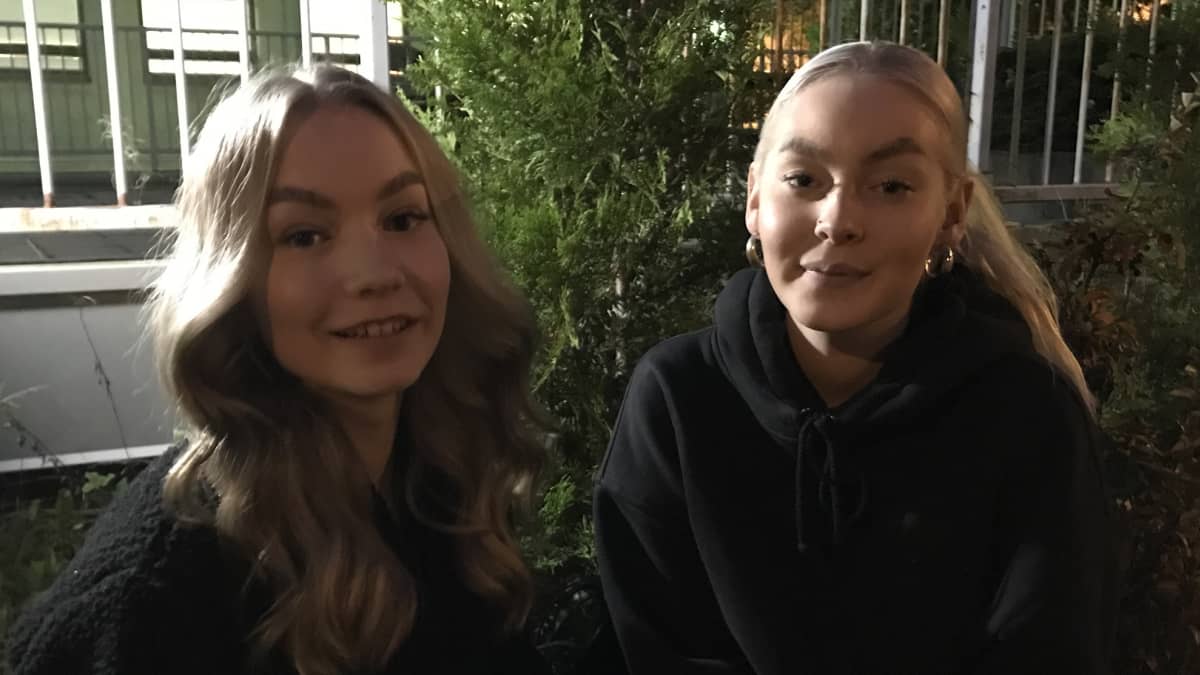 Mona Paratanen ja Kerttu Partinen istuvat ulkona Vantaan Havukoskella.