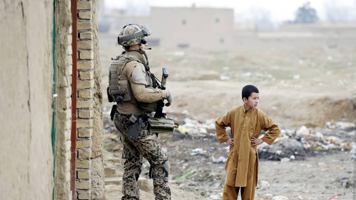 Suomalainen ISAF-kriisinhallintajoukkojen rauhanturvaaja jalkapartiossa tutustumassa tukikohta Camp Northern Lightsin lähiympäristön asukkaisiin Mazar-i-Sharifissa Afganistanissa tammikuussa 2013.