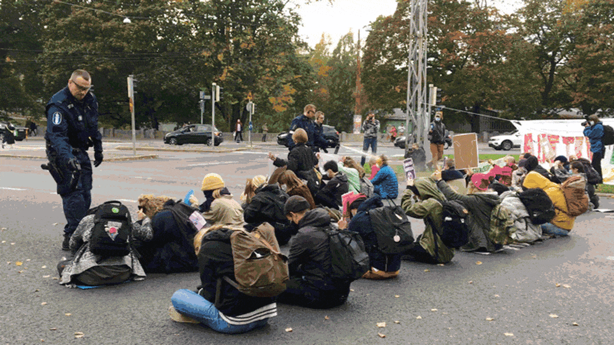 Gif-animaatiossa poliisi kaasuttaa mielenosoittajia Helsingissä.