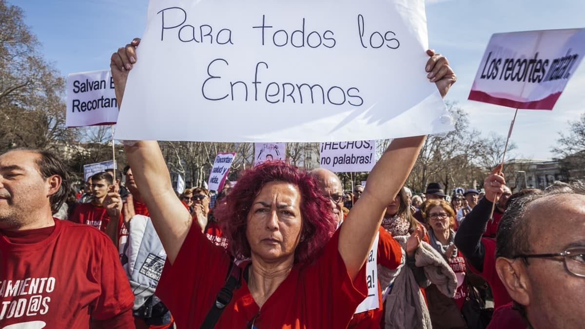 Mielenosoittajia, joiden kylteissä lukee espanjaksi "Sovaldia kaikille sairaille" ja "Tekoja, ei sanoja!"