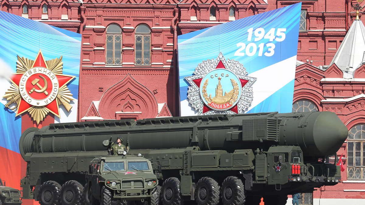 Venäläinen Topol-M -ydinohjus sotilasparaatissa Punaisella torilla Moskovassa toukokuussa 2013.