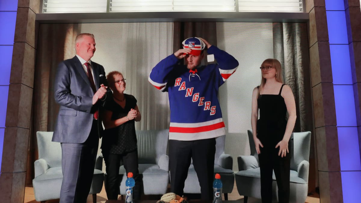 Alexis Lafreniere pukee New York Rangersin lippistä NHL:n ykkösvarauksen jälkeen. Varaustilaisuus järjestettiin etäyhteyksin.