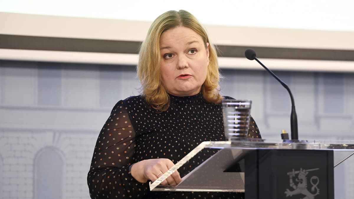 Perhe- ja peruspalveluministeri Krista Kiuru tiedotustilaisuudessa ravintoloita koskevasta sääntelystä 7. lokakuuta