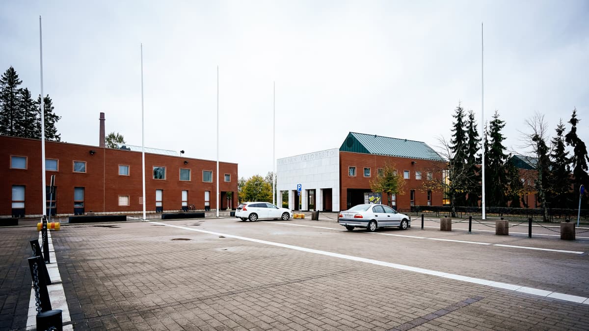Vaasan yliopiston lähes autio parkkipaikka 6. lokakuuta 2020.