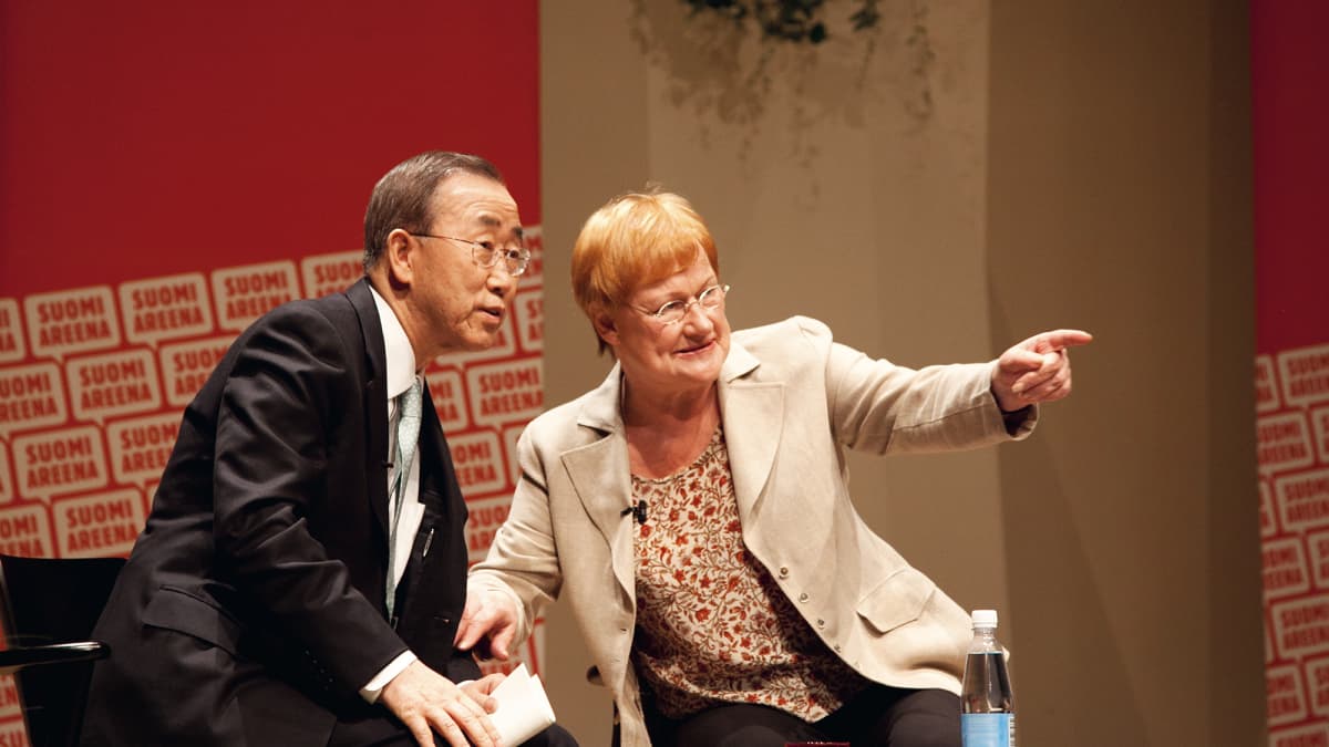 Kuvassa on Tarja Halonen Ban Ki-moonin kanssa.
