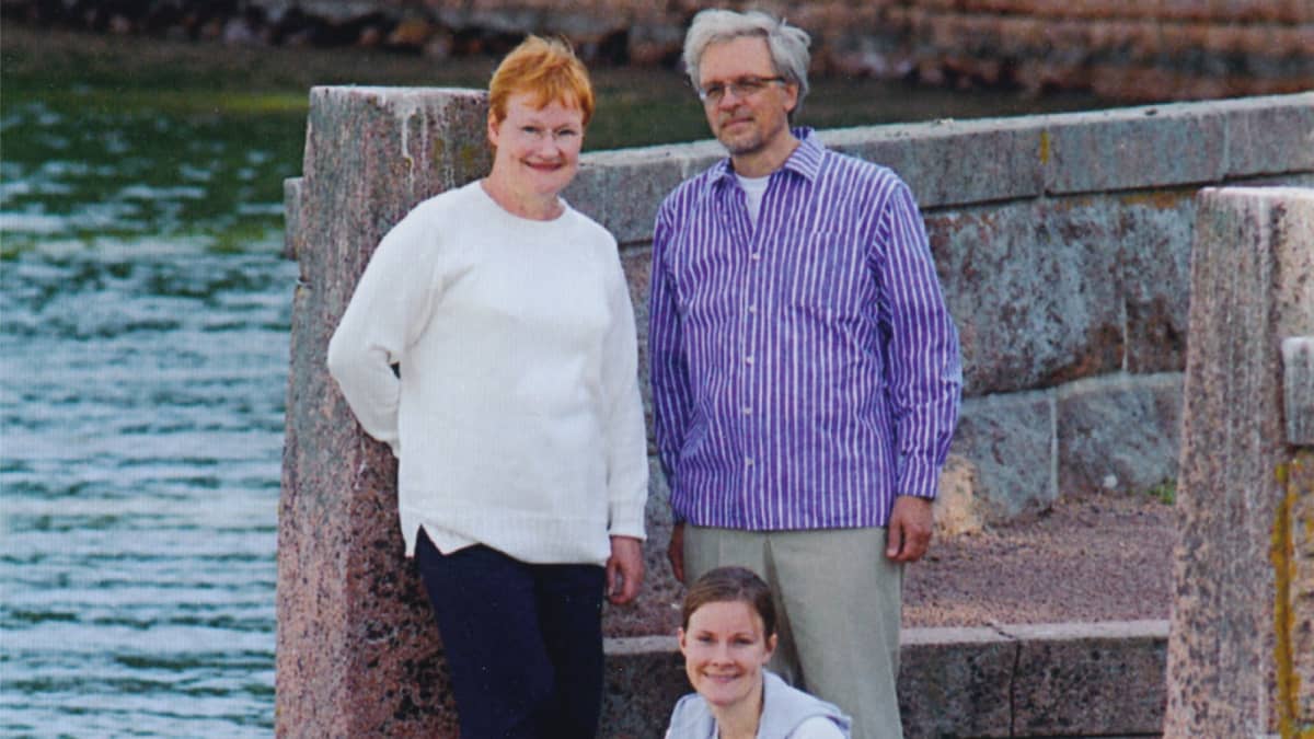 Kuvassa on Tarja Halonen perheensä kanssa Kultarannassa.